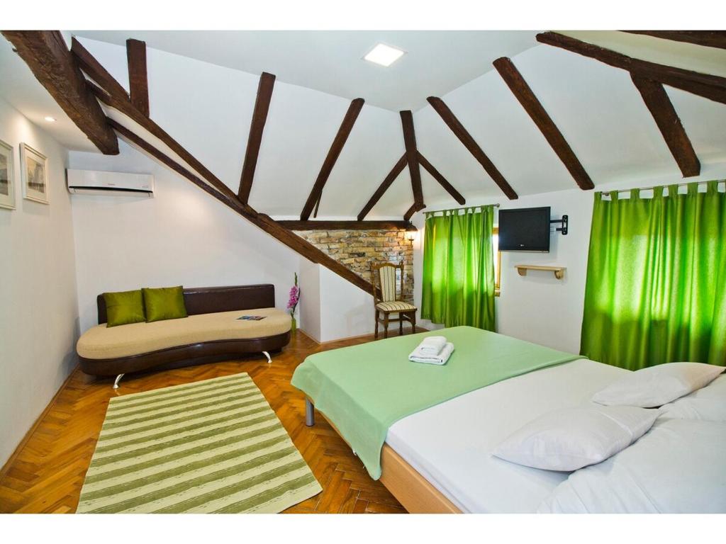Romantic Green Loft