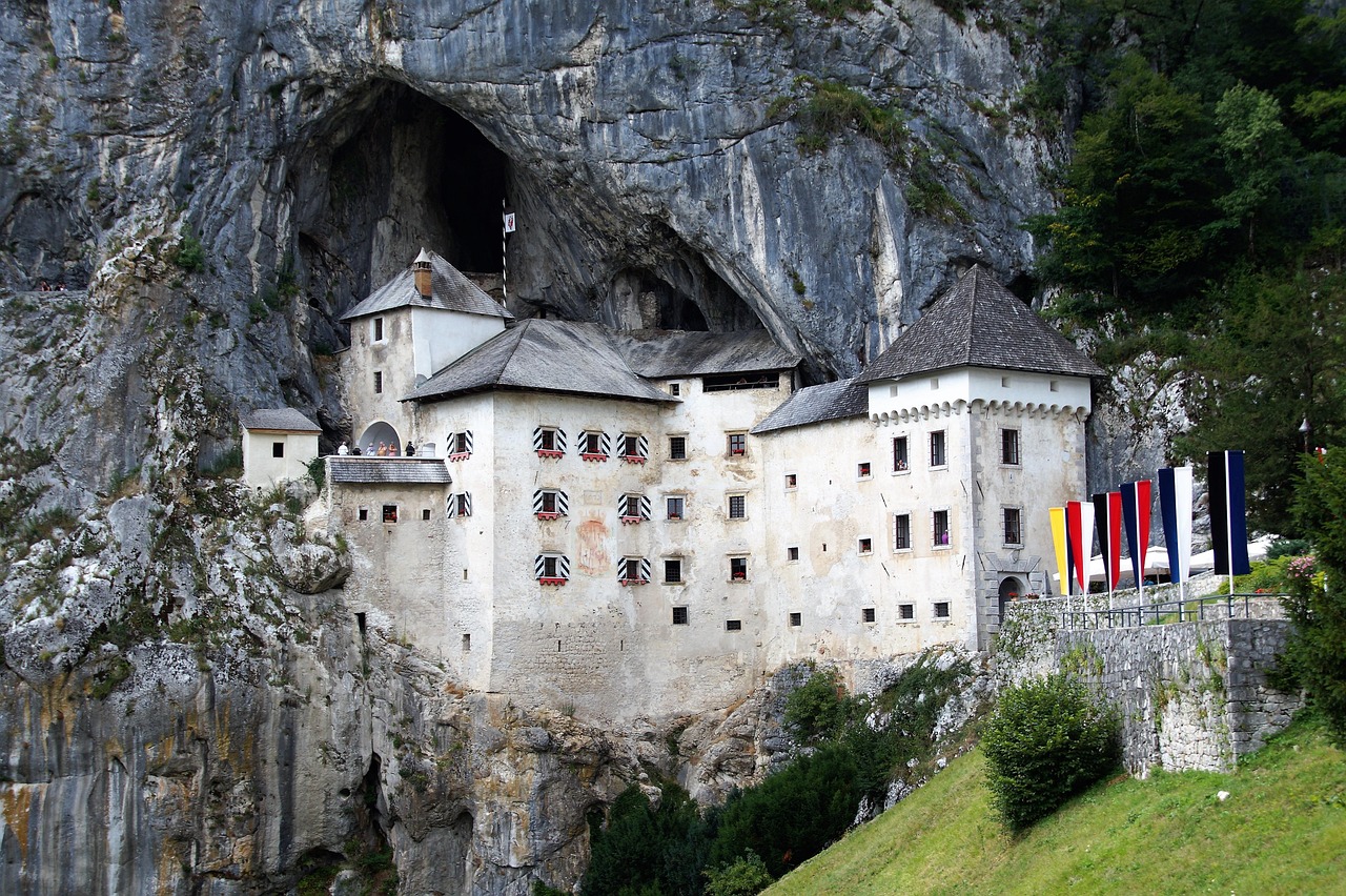Postojna, Predjama e Ljubljana – Predjama Castle